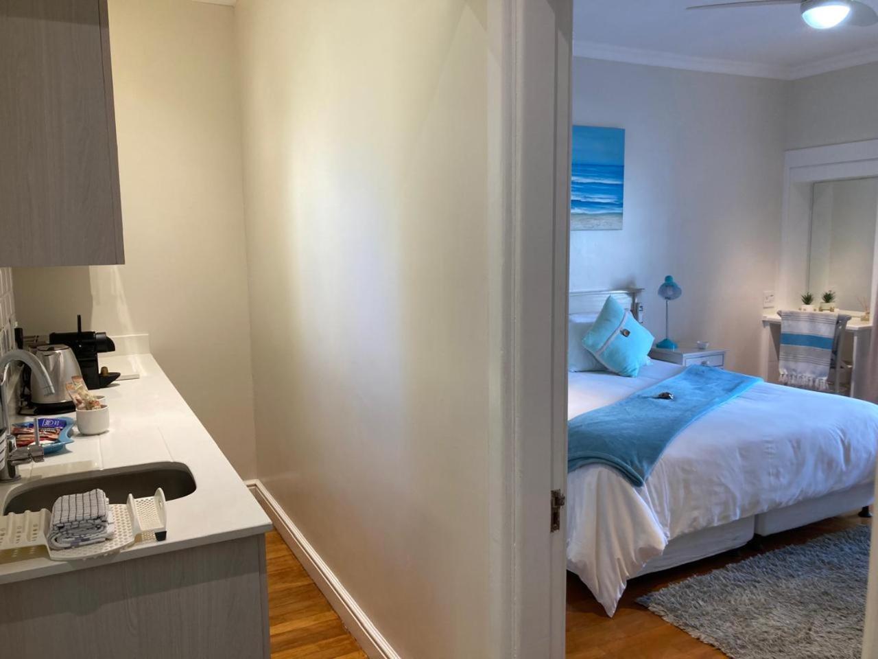 On The Bay Bed & Breakfast Порт Елизабет Екстериор снимка